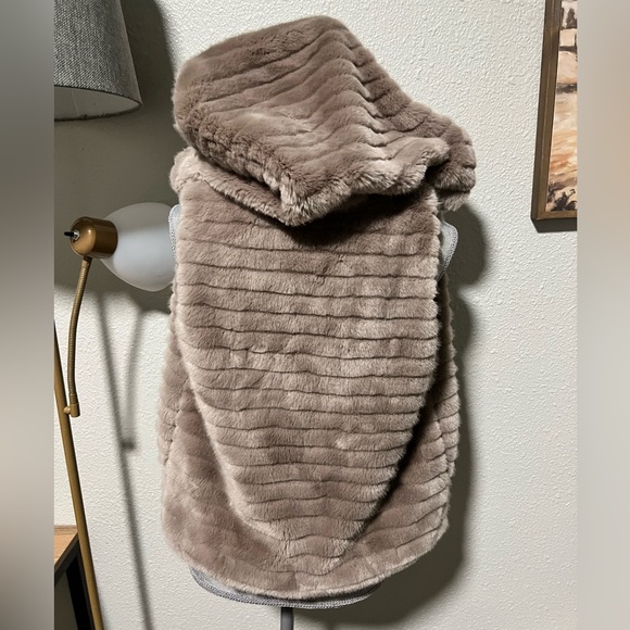 Pink Sophie Women's Faux Fur
Hooded Vest - Size Small Excellent condition - Picture 5 of 8